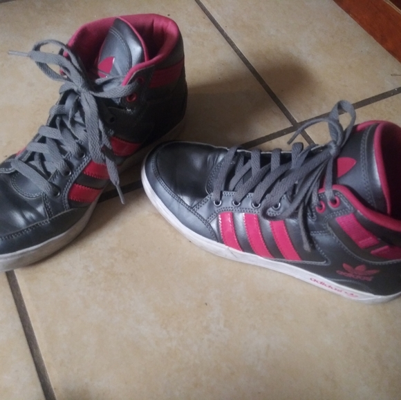 Adidas High Tops Womens size 8 - Picture 1 of 2